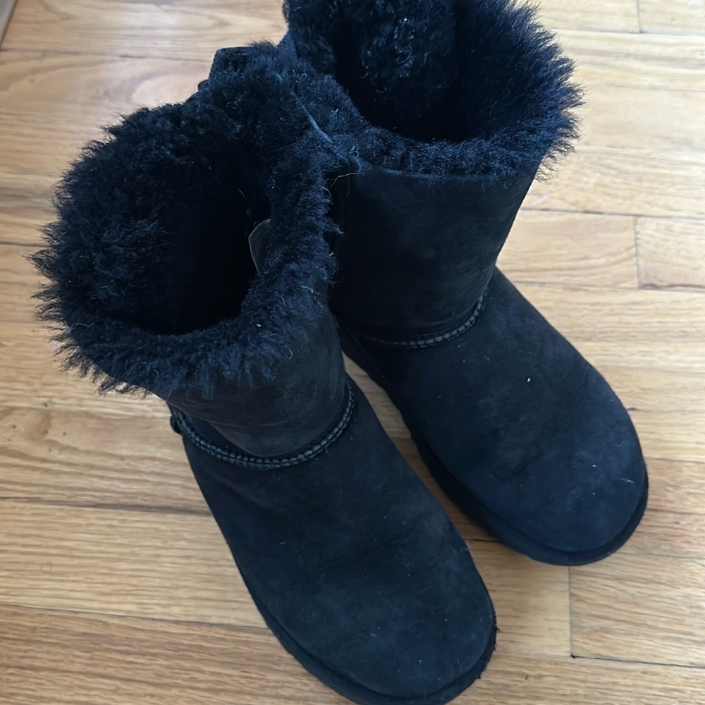 Ugg sz 6 black Bailey boot Sherpa w/ two corduroy bows good pre owned condition